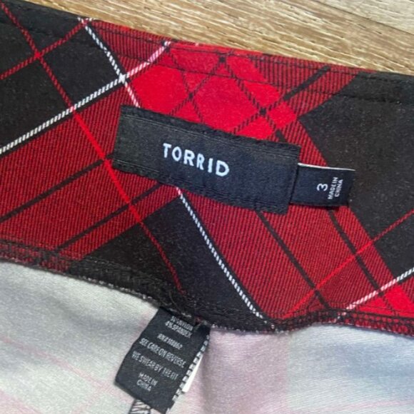 Torrid size 3 Premium Ponte Stretch Pull-On Pixie Pant - Red Plaid - Picture 7 of 8